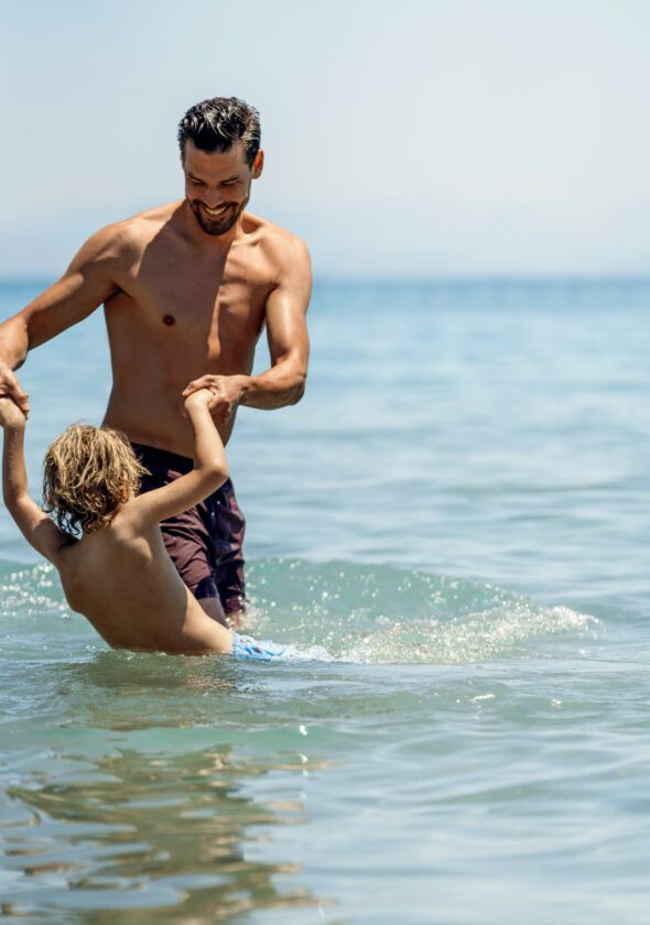 ikos-resorts_father-son-playing-in-the-sea_1400x2100-1