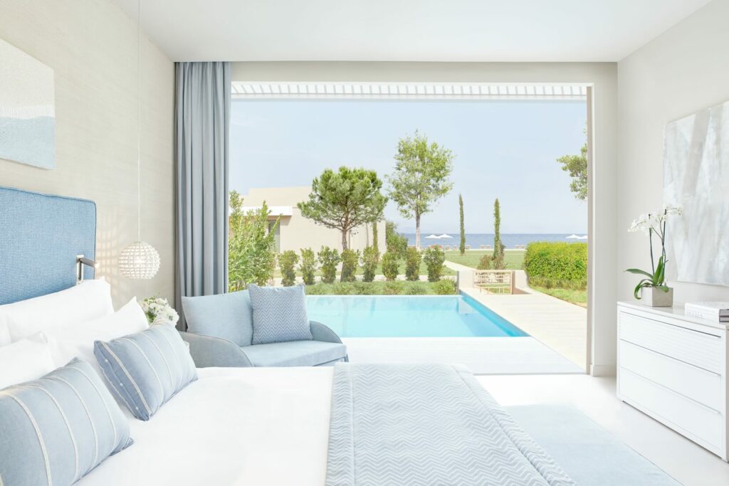 Deluxe-Junior-Suite-with-Private-Pool_Ikos_Dassia (1)