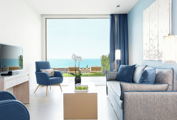 Ikos Oceania One Bedroom Family Suite lounge_2880x1919
