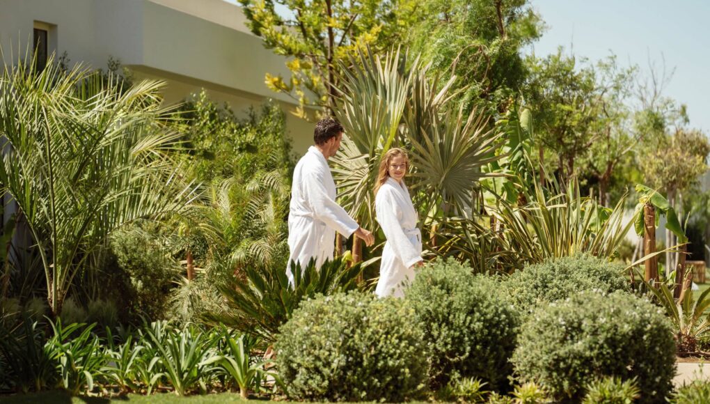 Ikos Resorts_Couple walking _2880x1920 (1)