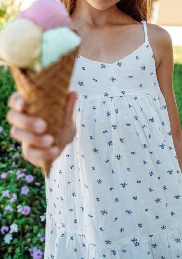 Ikos Resorts_Kid eating ice cream_1400x2100 (1)