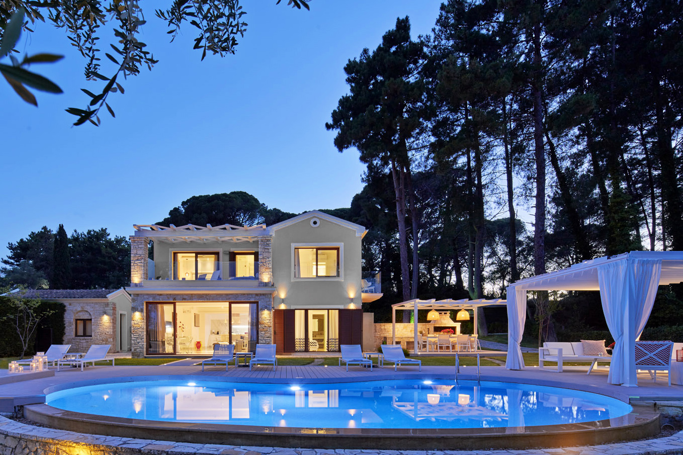 so-villa-olympia-at-night-s_1358x905